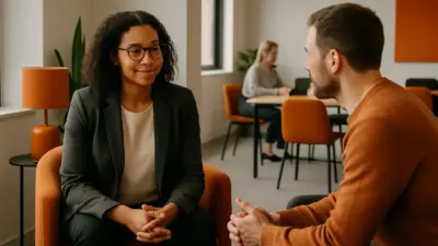 seorang leader hr berdiskusi empatik dengan anggota tim di kantor modern untuk menjaga kesehatan mental kerja