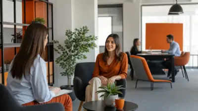 hr dan karyawan berdiskusi di kantor modern mengenai wellbeing kerja dan manajemen stres